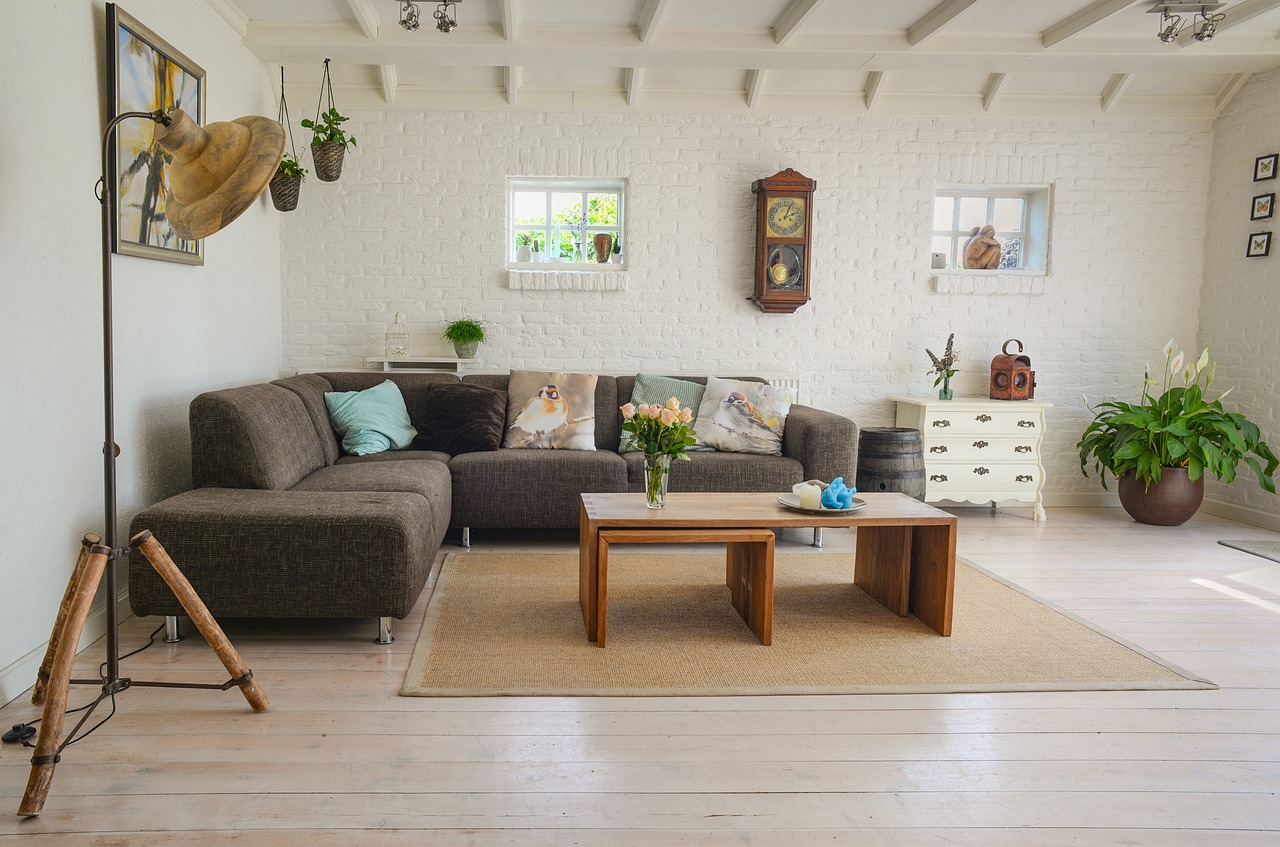 Groene planten naast minimalistische decorstukken Groene planten naast minimalistische decorstukken